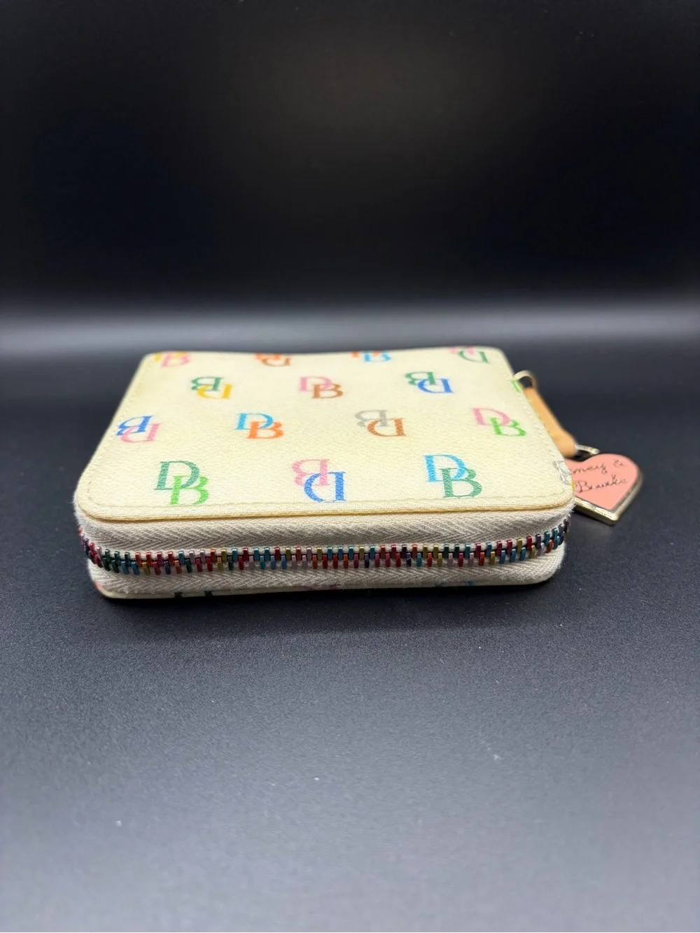 Y2K Dooney & Bourke Cream Multicolor DB Logo Zip Wallet with Pink Heart Charm - Picture 4 of 5